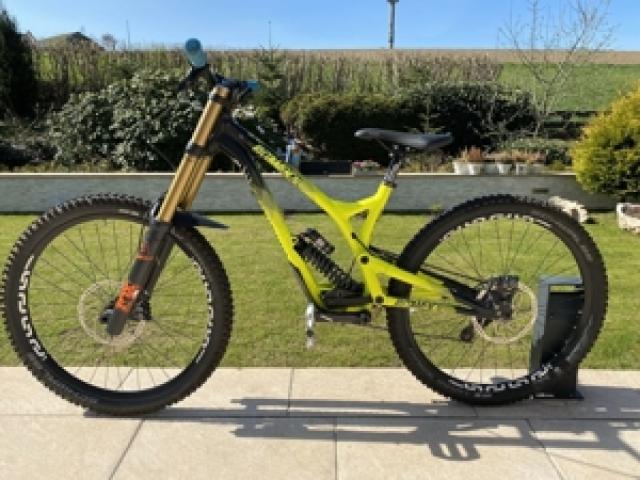 Downhill Bike Commencal Supreme DH V4 - 1